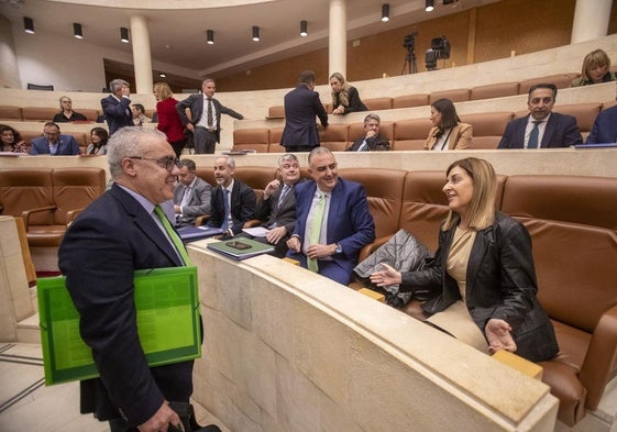 Intercambio de impresiones entre el regionalista Pedro Hernando y la presidenta Sáenz de Buruaga.