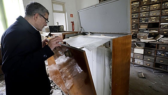 Torrelavega restaurará con urgencia los dañados archivos de Sniace
