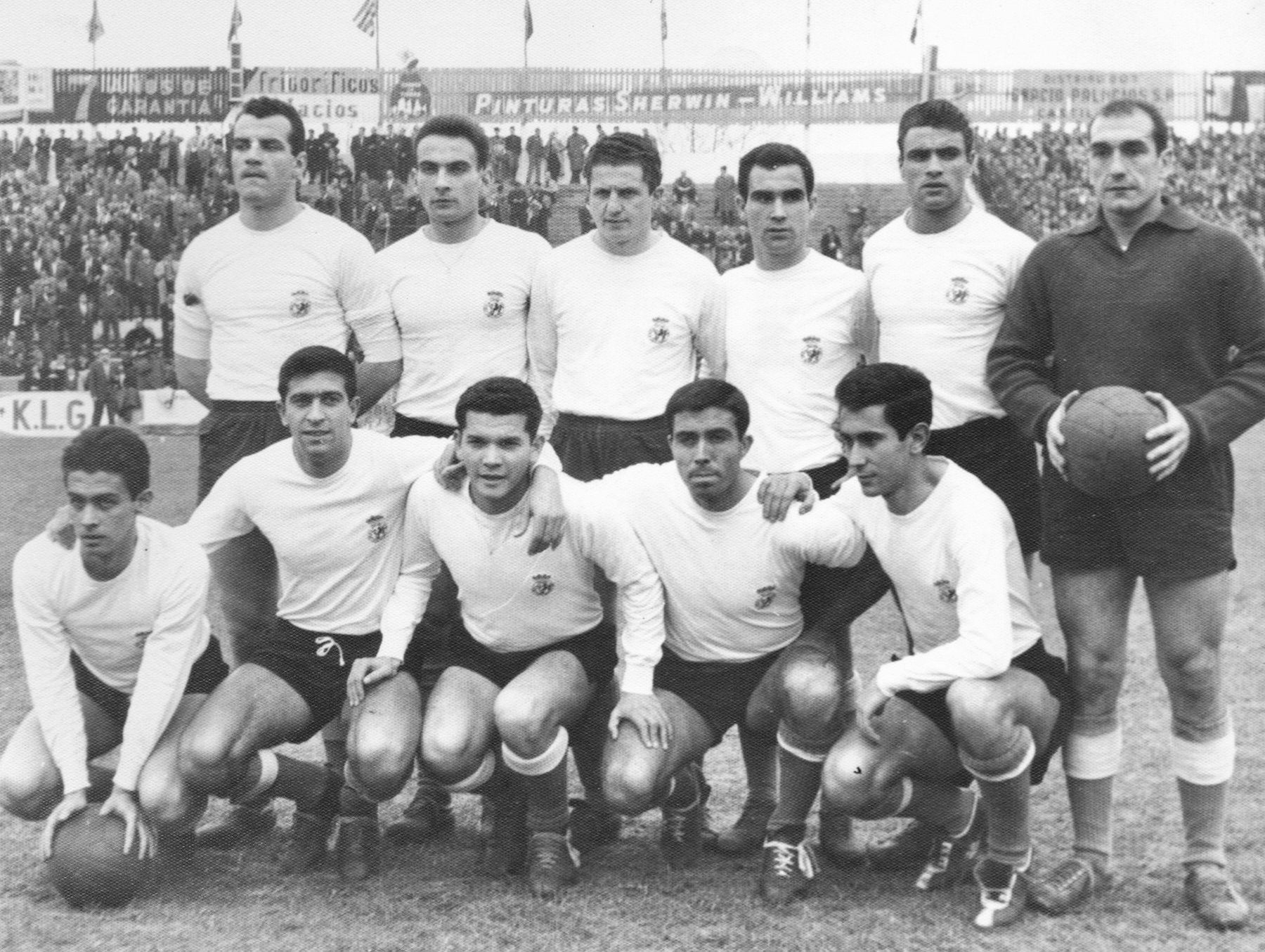 Alineación racinguista de la temporada 61-62. Santamaría, Escolá, Pellejero, Crispi,Trueba y Berasaluce. Agachados, Odriozola, Cebrián, Fretes, Sampedro y Nando Yosu.