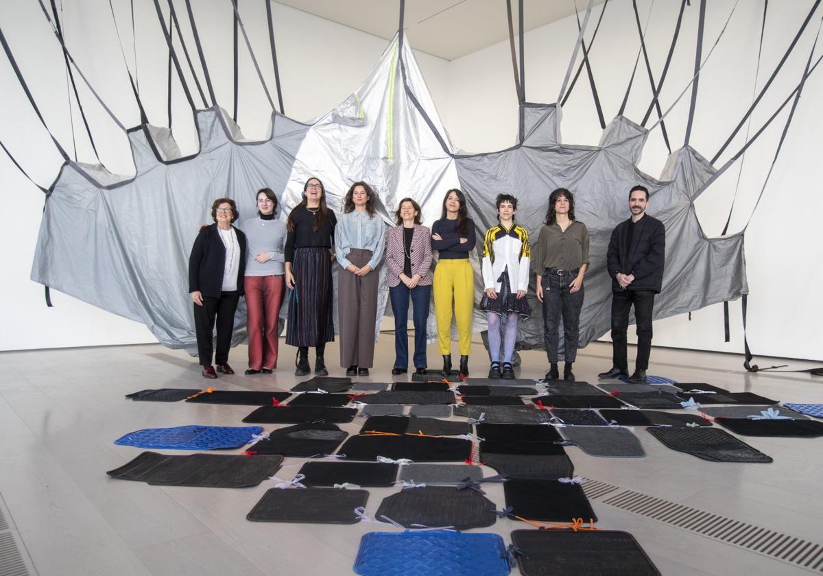 Begoña Guerrica-Echevarría, Alice Dos Reis, Patricia Domínguez, Bárbara Rodríguez, Fátima Sánchez, Belén Rodríguez, Laura Fernández Antolín, María Salgado y Antonio Menchen, ayer en la inauguración de la exposición 'Itinerarios' que se muestra en el Centro Botín.