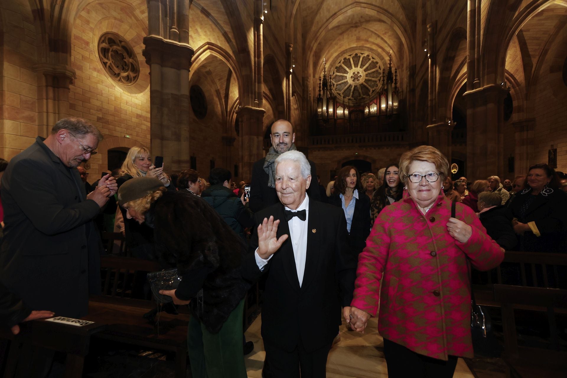 Manuel Ortiz llega al acto con su mujer, Olga, y seguido por el alcalde de Torrelavega.