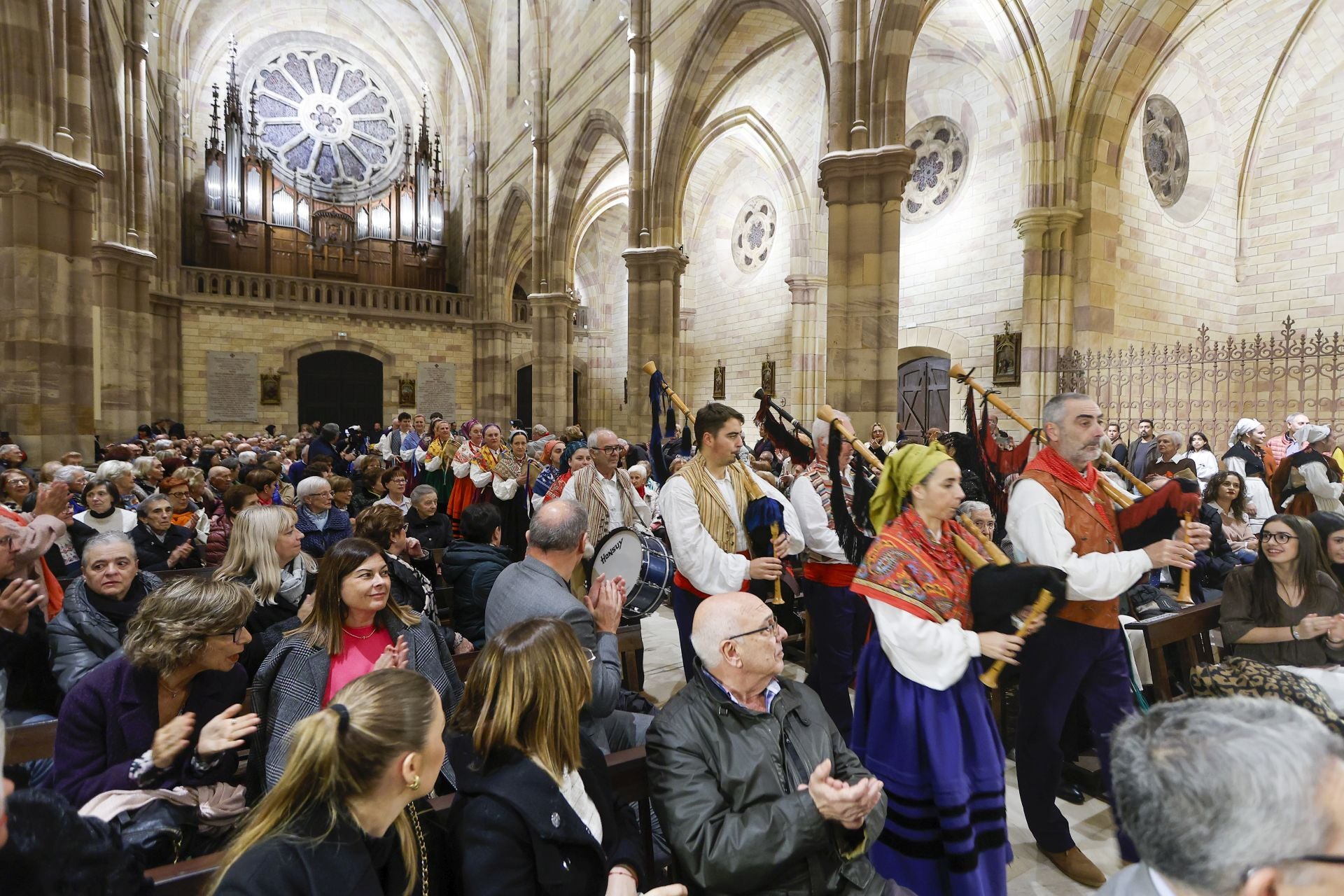 El público llenó la iglesia de La Asunción.