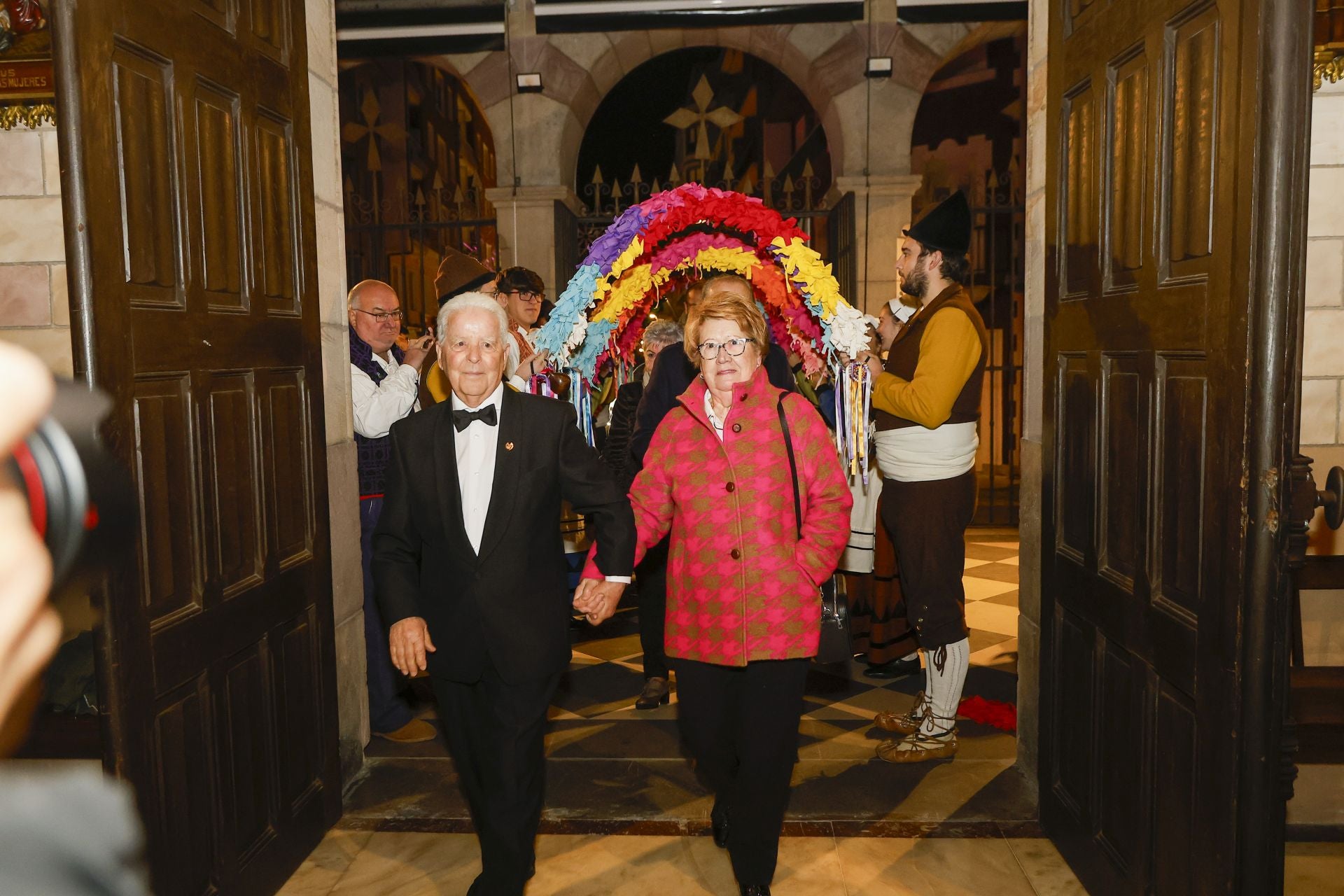 Manuel Ortiz y su mujer, Olga, entran en el templo.