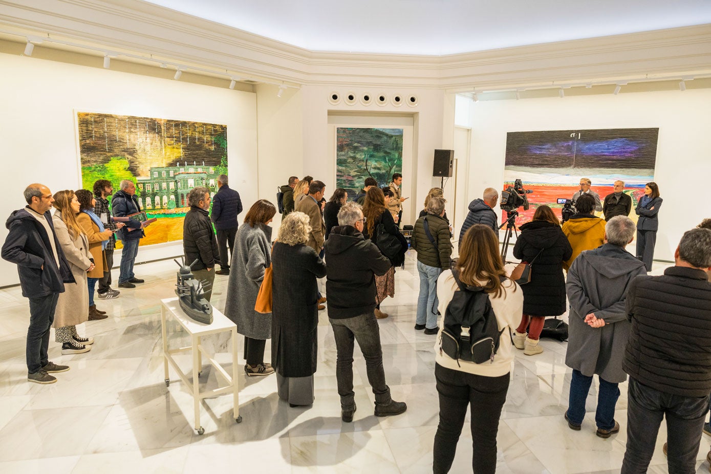 La apertura de la muestra contó con representantes de diferentes entidades culturales cántabras. 