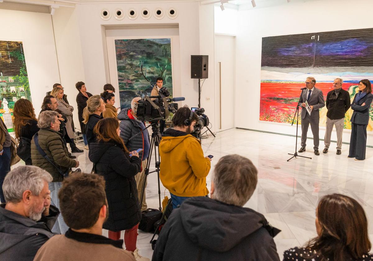 César Díaz y Gema Igual con Xesús Váquez, en la inauguración de su muesta en el Palacete.