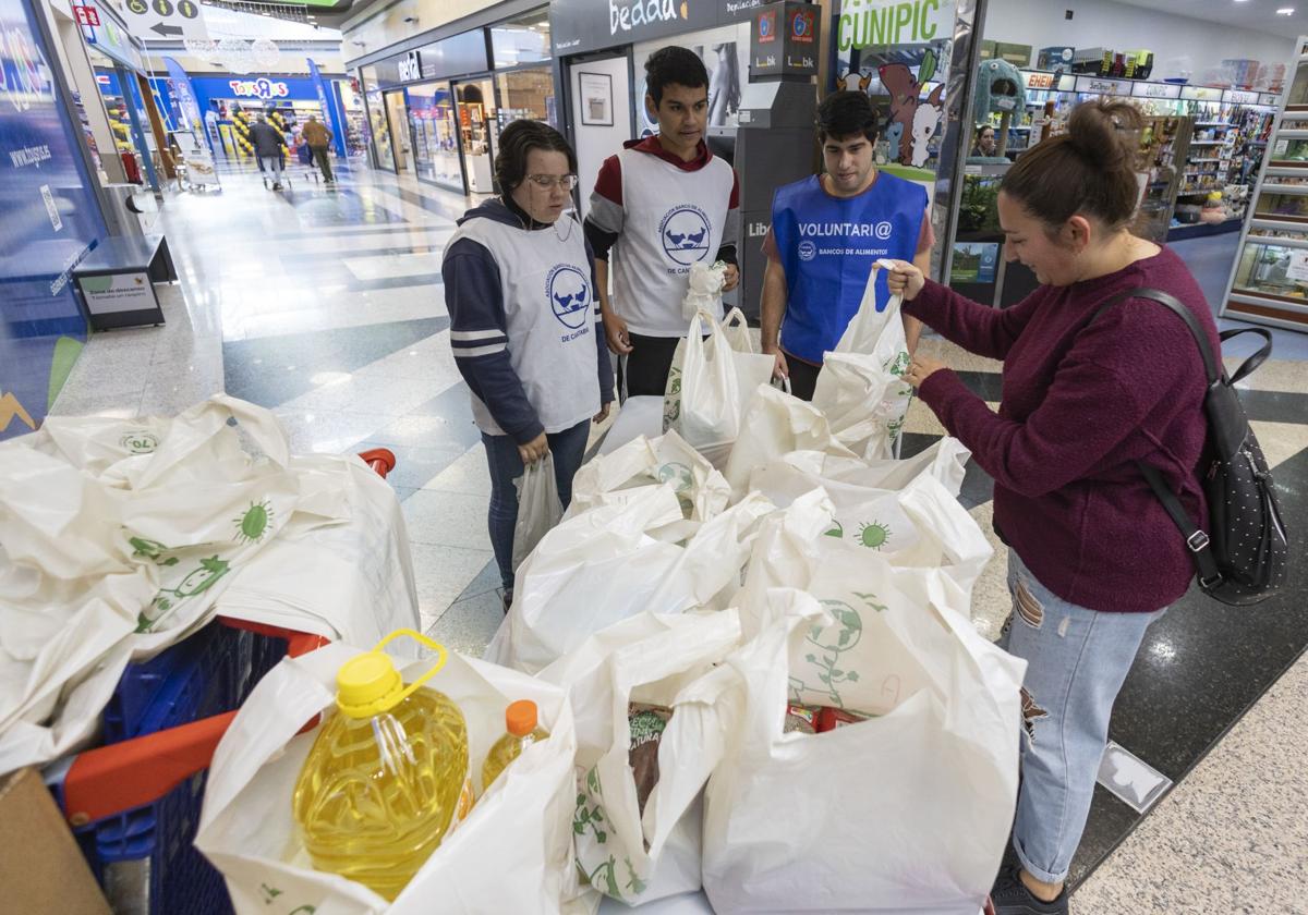 Voluntarios organizan lo donado en uno de los supermercados participantes en la campaña