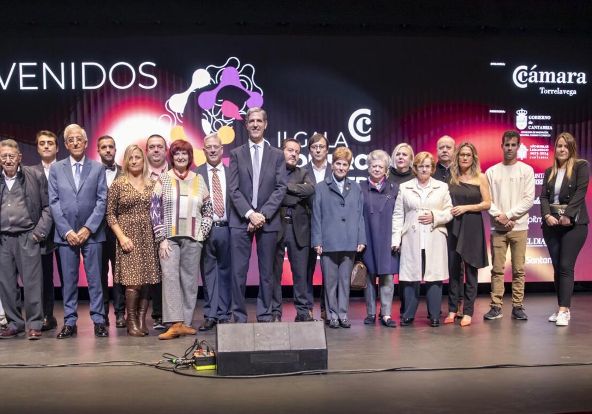 Foto de todos los premiados en los II Premios Comercio, Industria y Hostelería, celebrados el año pasado