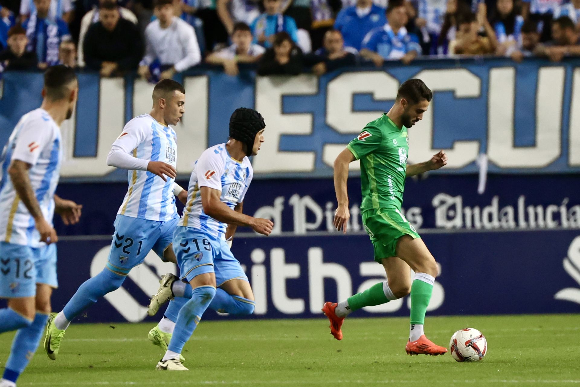 Andrés Martín avanza con la pelota perseguido por tres rivales del Málaga. 