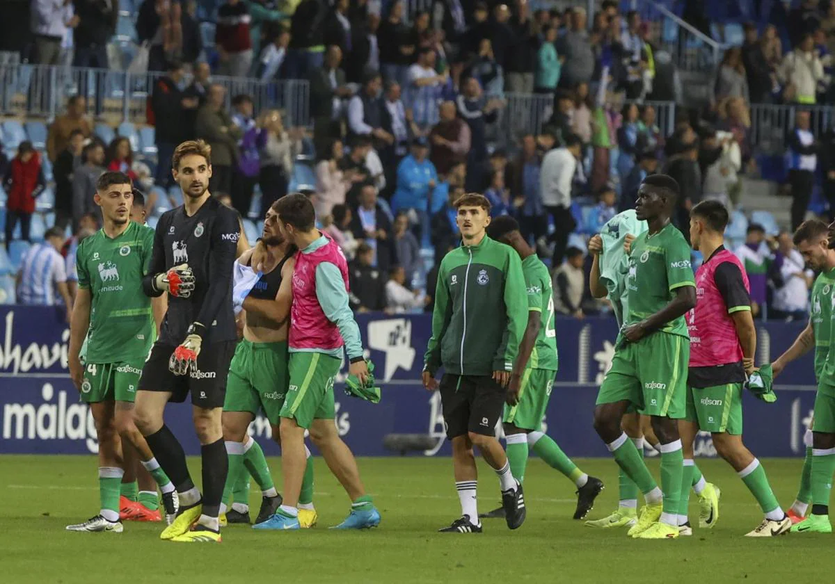 Los jugadores verdiblancos saludan a los aficionados desplazados al final del partido.