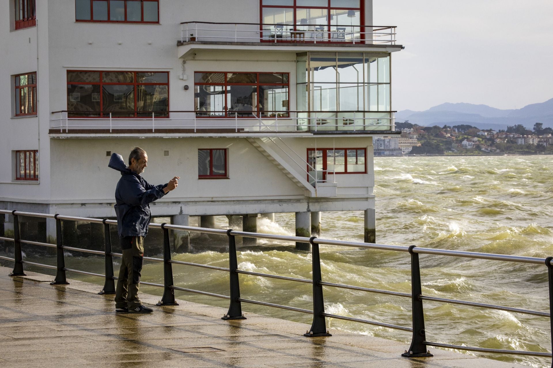 La mar estuvo muy revuelta durante toda la jornada.