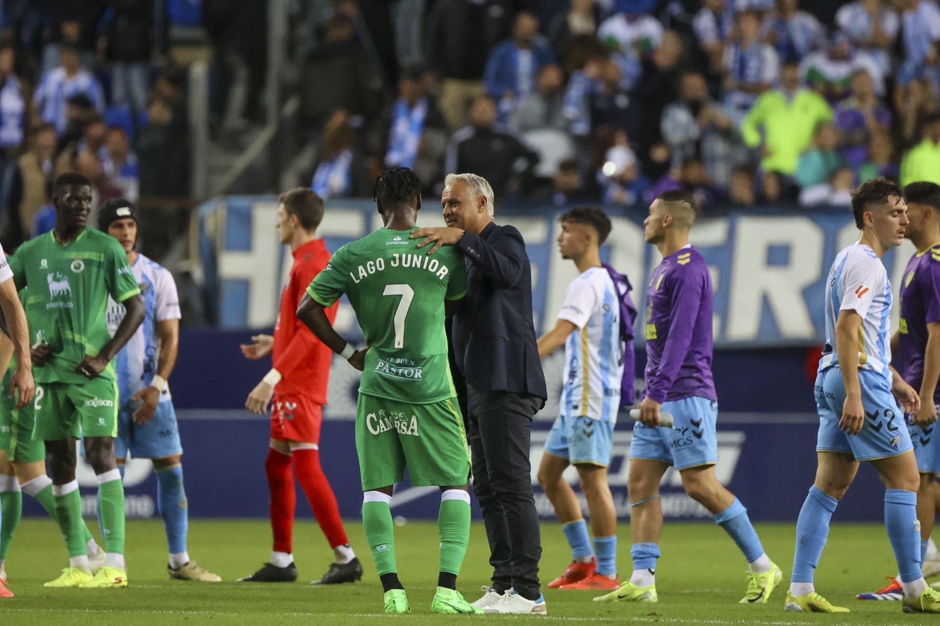 Pellicer, el entrenador del Málaga, charla con Lago Junior, que jugó en las filas del equipo andaluz. 