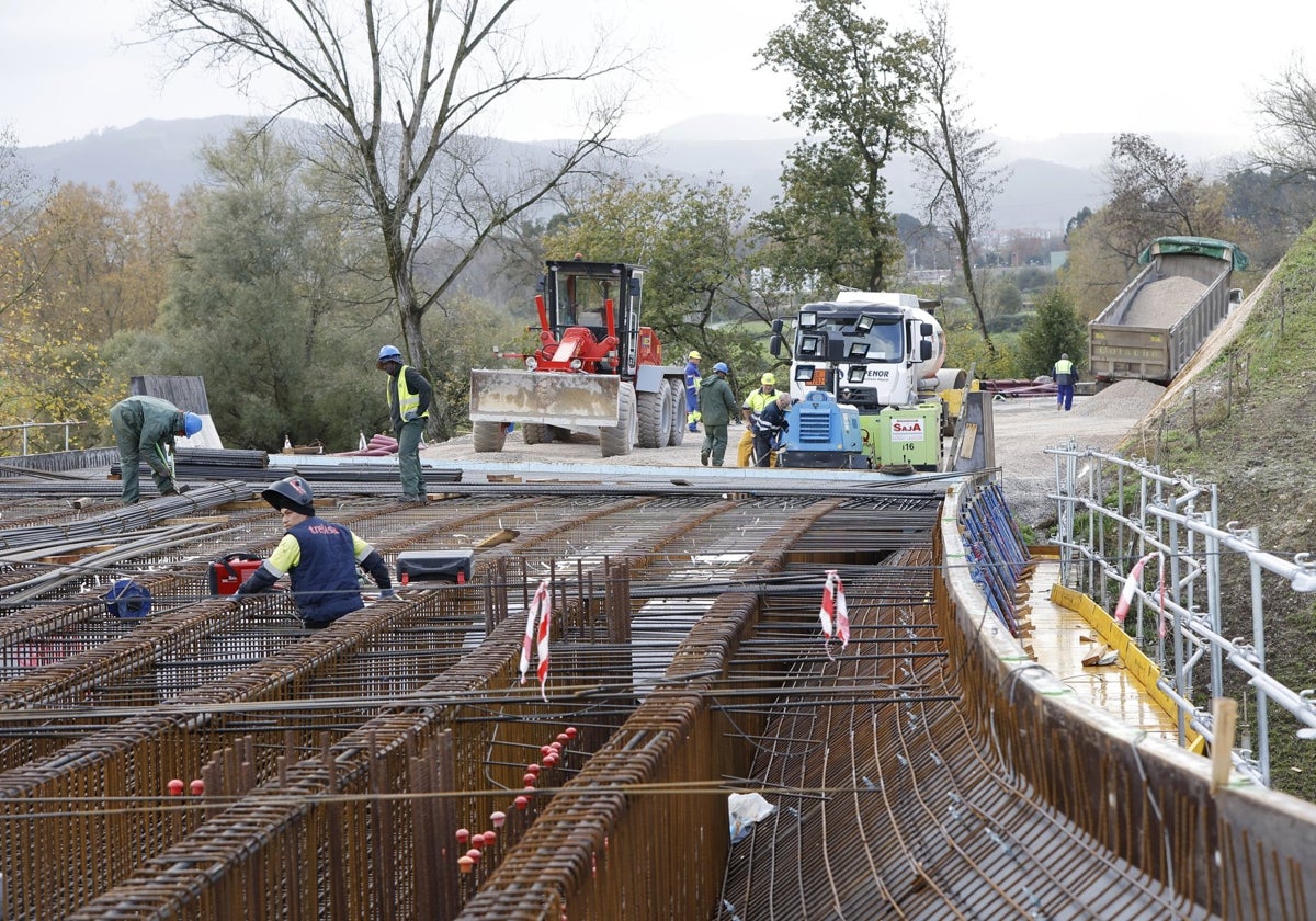 Construcción del puente sobre el arroyo Corrino, en la localidad de Viveda.