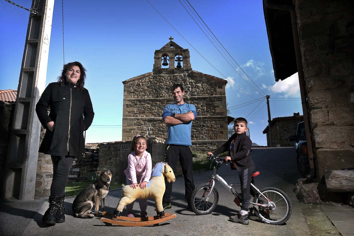 Sandra, Raúl Enzo, Mía y su perro Marea, una familia que apuesta  por el futuro y la calidad de vida en Belmonte, un pequeño pueblo de Polaciones con solo nueve habitantes, once menos que en el año 2000.