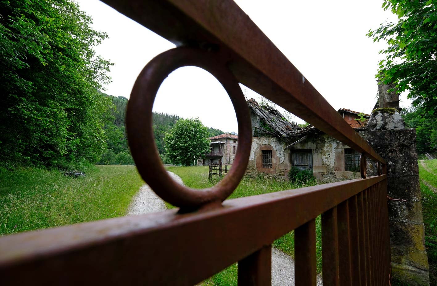 El balneario de Brezosa, hoy vestigio del esplendor que una vez iluminó el valle del Nansa, antaño fue refugio para quienes buscaban sanación en sus agua sulfurosas.