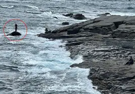 Un pescador se juega la vida en Castro Urdiales en medio del temporal