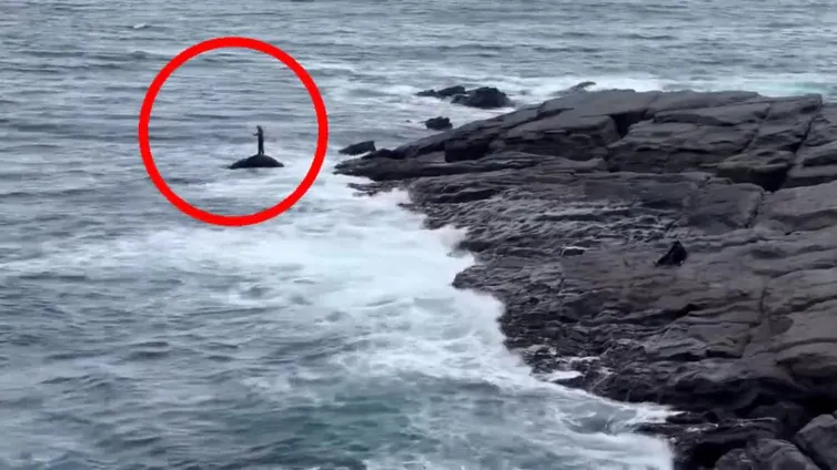 Un pescador se juega la vida en Castro en medio del temporal