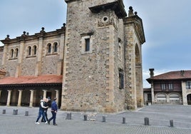 Alcalde, concejal de Seguridad y párroco comprobando el estado de la torre de la iglesia.