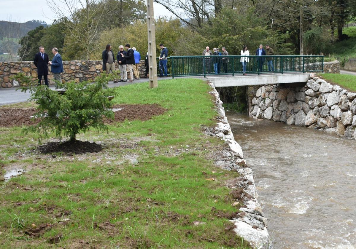 Vecinos, técnicos y representantes institucionales protagonizaron el acto de inauguración del nuevo puente.