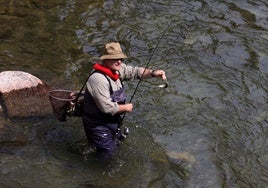 Lolo, ribereño del Besaya, saca una trucha en el río Deva.