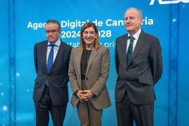 Andrés Pedreño, catedrático de Economía Aplicada, María José Sáenz de Buruaga, presidenta de Cantabria y Eduardo Arasti, consejero de Industria, Empleo, Innovación y Comercio