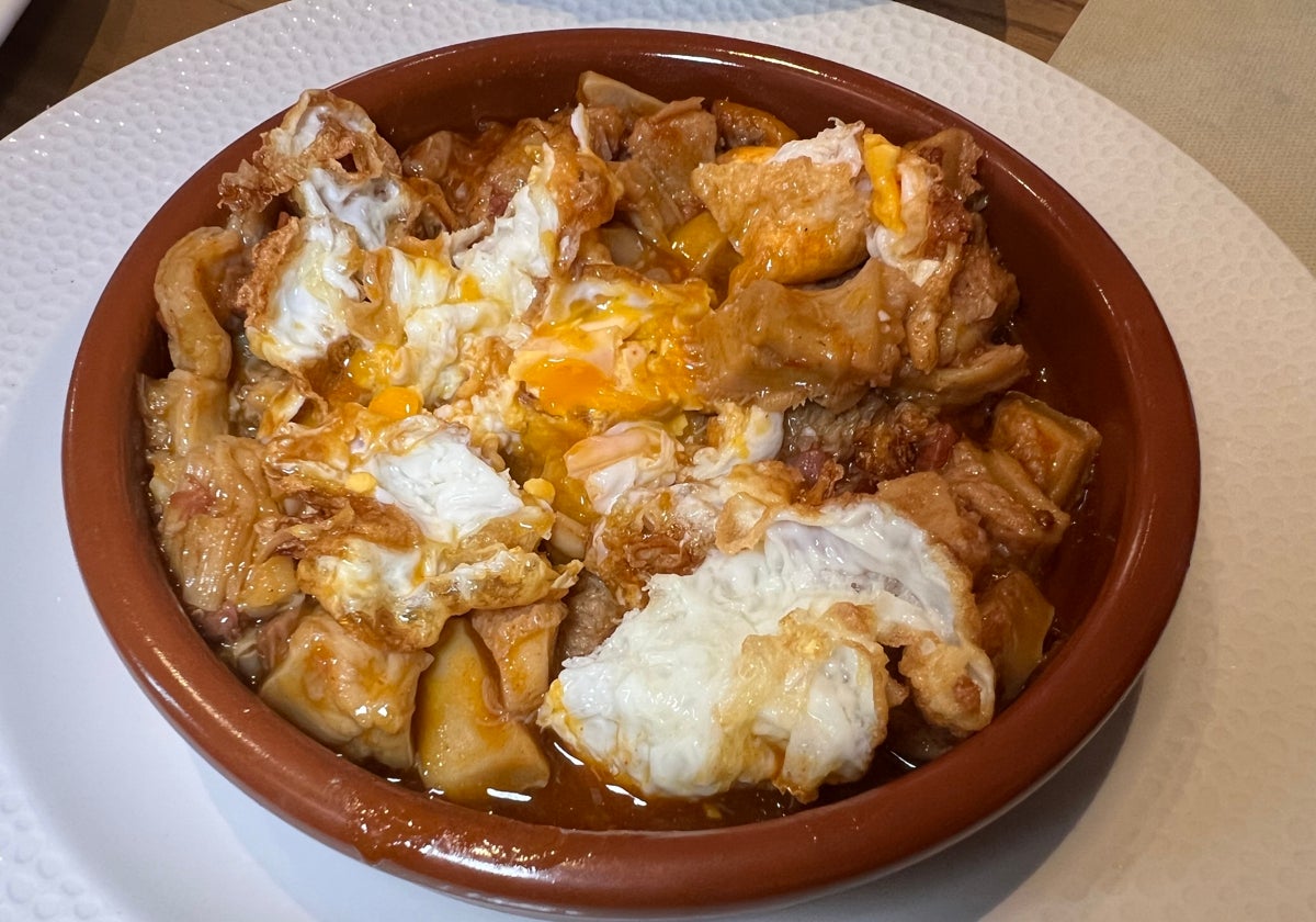 Guiso de callos, patas y morro con huevo frito.