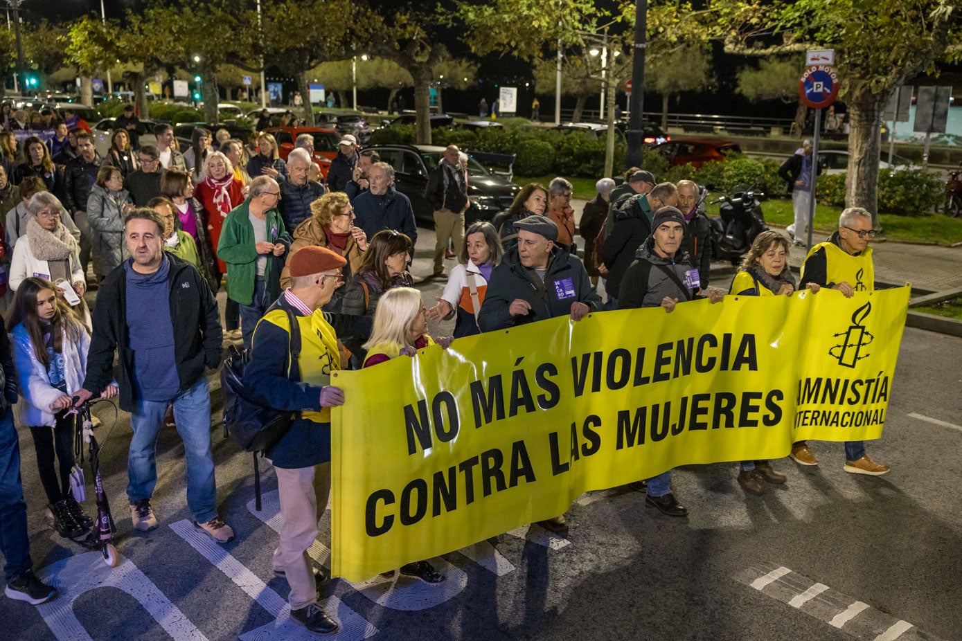 La pancarta de Amnistía Internacional: «No más violencia contra las mujeres».