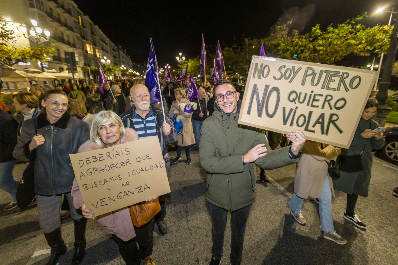 Uno de los hombres que se ha manifestado en este 25N portando una pancarta en la que se lee «No soy putero, no quiero violar». A su lado, una mujer con un letrero que dice «Deberías agradecer que buscamos igualdad y no venganza».