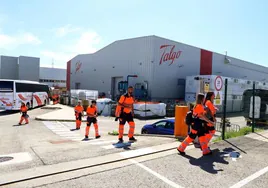 Trabajadores de Talgo saliendo de la fábrica vasca de la compañía en Álava