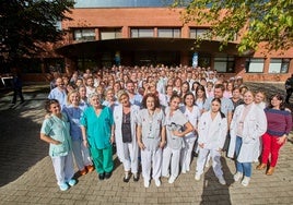 Foto de familia del personal del Hospital Sierrallana, hace cuatro semanas, con motivo de la celebración del 30 aniversario.