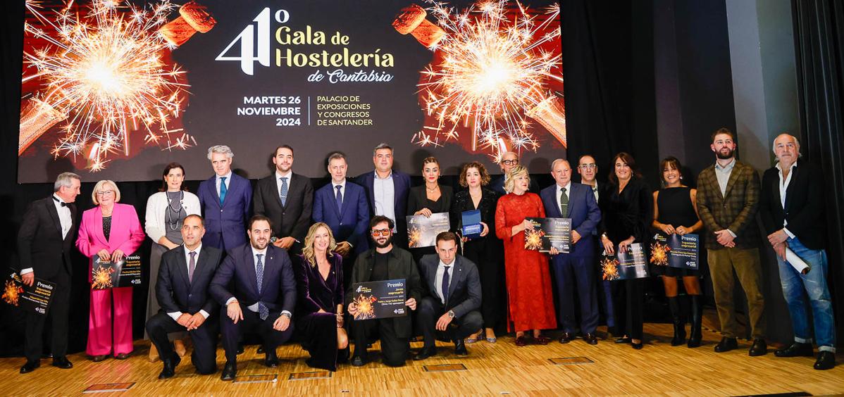 Todos los premiados en la gala junto a miembros de la Asociación de Hostelería de Cantabria.