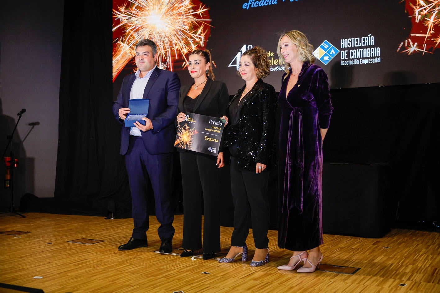 Rosa, Cristina y Luis Alberto García, de Disgarsa, junto a Bárbara Gutiérrez, de la Asociación de Hostelería.