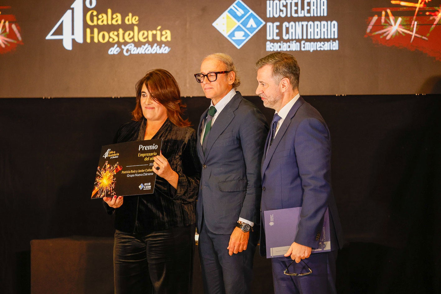 El consejero Luis Martínez Abad entregó el premio a Patricia Roiz y Javier Collado, del Grupo Nueva Dársena.