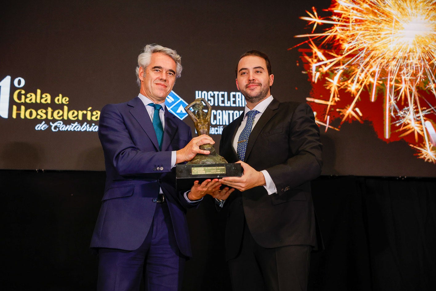 Ignacio Soto, director general de la SER, recibe el premio Horeca de manos de Eduardo Lamadrid, el presidente de los hosteleros. 