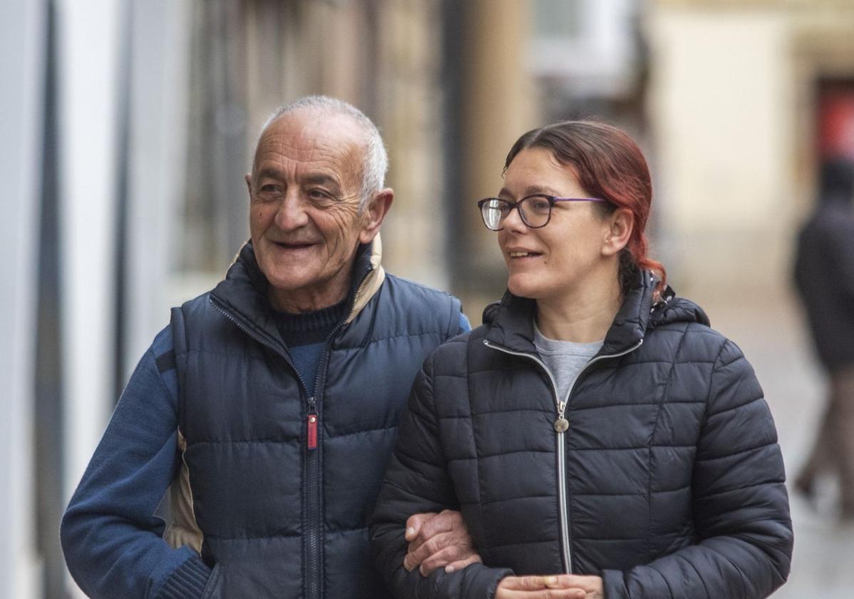 Antonio Moncayo y su hija Begoña, de paseo por Reinosa.