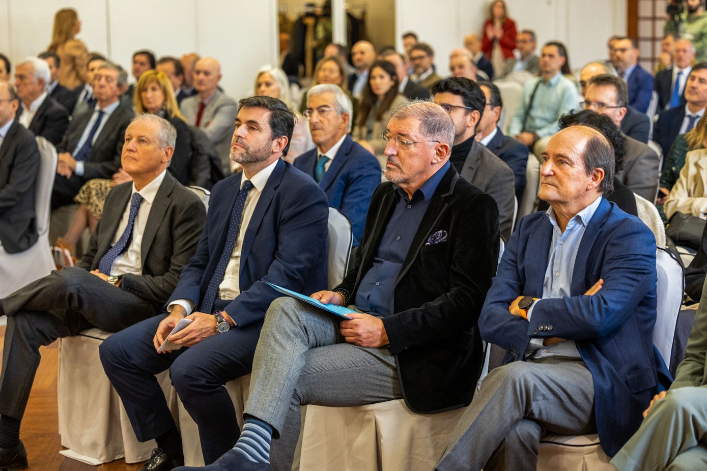 De izquierda a derecha: el consejero de Industria, Eduardo Arasti; el consejero delegado de EDP Redes España y consejero en Cantabria de APD, Francisco Rodríguez; el director general de Solvay Química, Jorge Oliveira; y el expresidente de la Cámara de Comercio de Cantabria Modesto Piñeiro García-Lago.