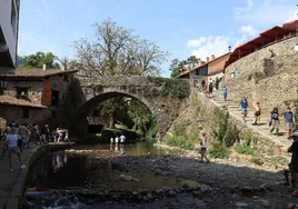 Uno de los puentes medievales en el casco antiguo de Potes, sobre el río Quiviesa, en el entorno del barrio del Sol.