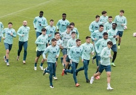 La plantilla del Racing durante el entrenamiento en La Maruca, en Muriedas