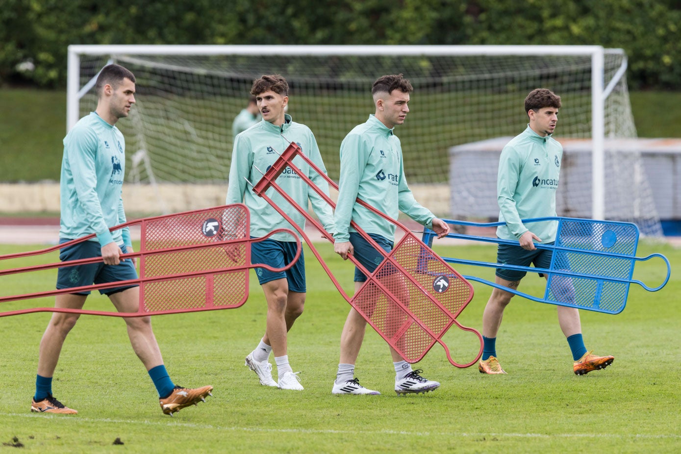 De izquierda a derecha, los jugadores del primer equipo Mantilla, Pablo Rodríguez, Íñigo Vicente e Izan, del Rayo Cantabria. 