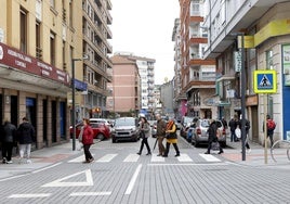 Vecinos transitan por la calle Alonso Astúlez, en la confluencia entre esta vía y Julián Ceballos.