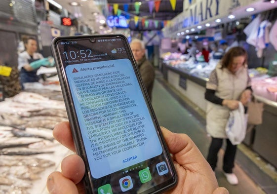 Así se ha vivido el momento en el que todos los móviles sonaron a la vez en el Mercado de La Esperanza.