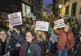 Docentes concentrados ante la sede de la Consejería de Educación en el Río de la Pila