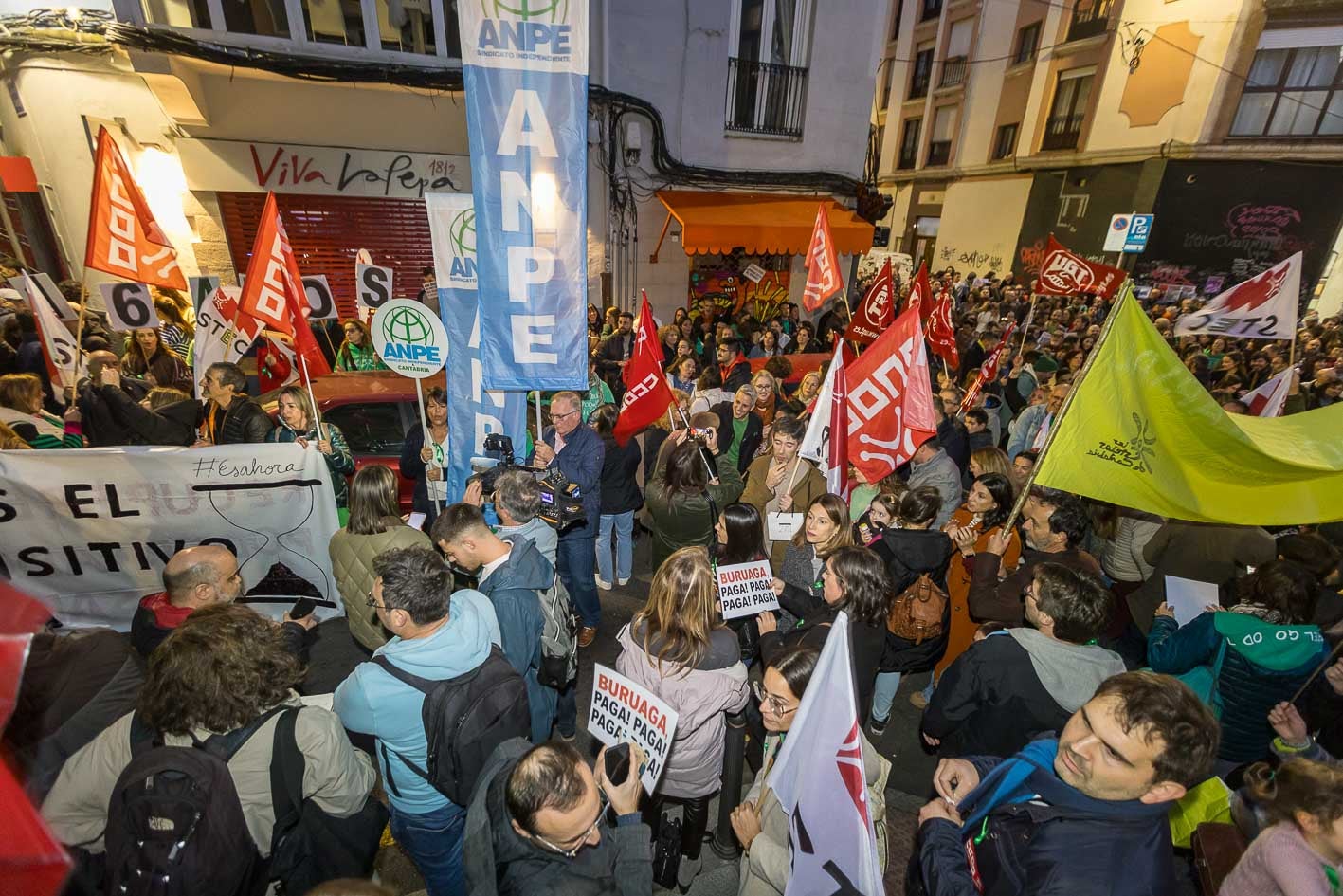 Cientos de docentes -más de dos mil, según calcula la Junta de Personal Docente-, se han concentrado en el Río de la Pila para pedir a Educación que se siente a negociar la adecuación salarial. «Es una reclamación justa», han dicho. 