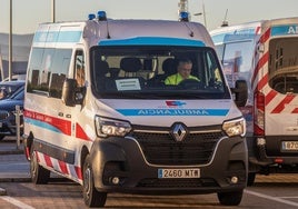 Ambulancia de servicios mínimos de Diavida, a la puerta de Valdecilla Sur.