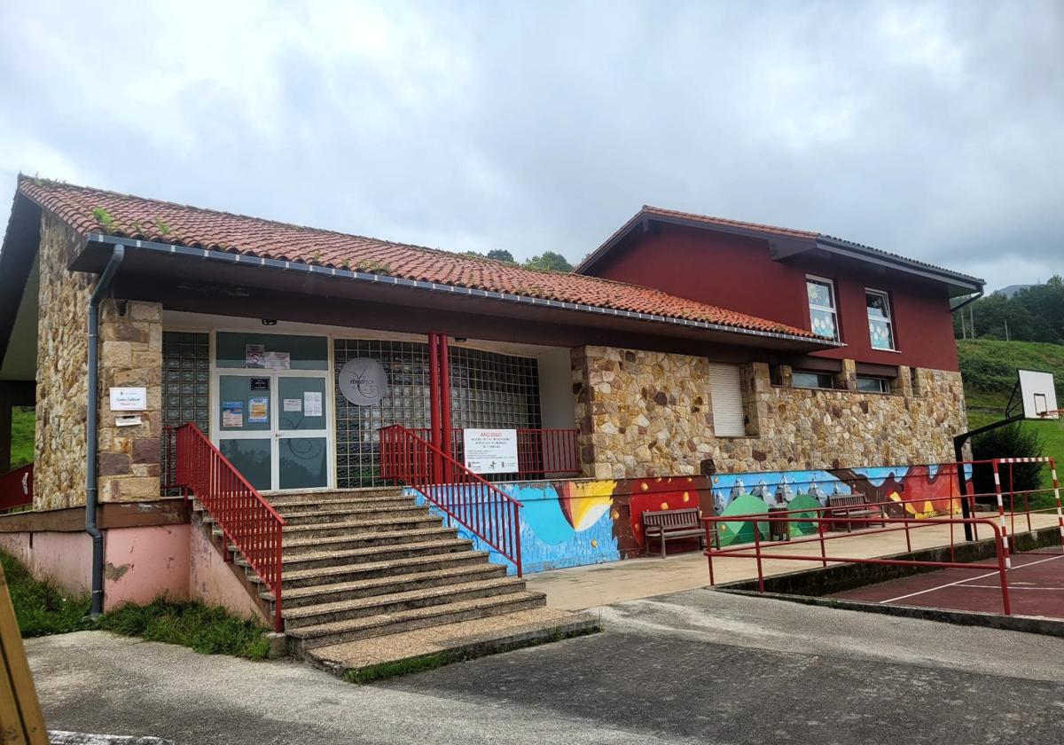 Edificio de la Ferroteca de Cades tras las obras de ampliación.