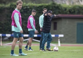 José Alberto, junto a Javi Castro, Montero y Ezkieta, trabaja la línea del fuera de juego en La Maruca.