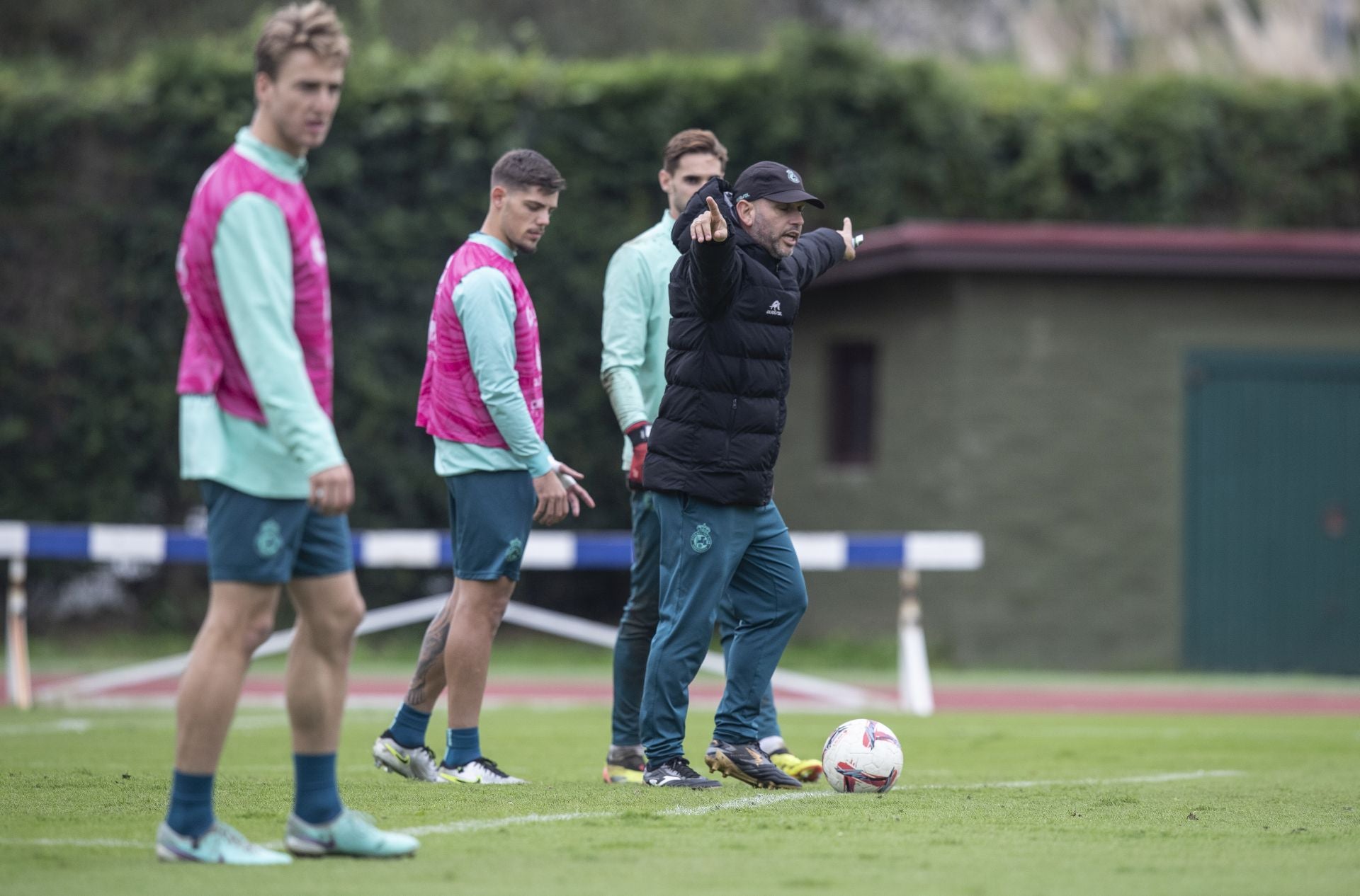 José Alberto, junto a Javi Castro, Montero y Ezkieta, trabaja la línea del fuera de juego en La Maruca.