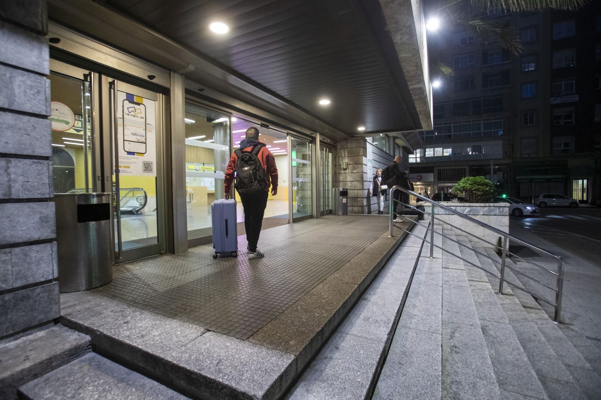 Un hombre llega a la estación de autobuses de Santander a primera hora de la mañana, cuando la huelga daba sus primeros compases.