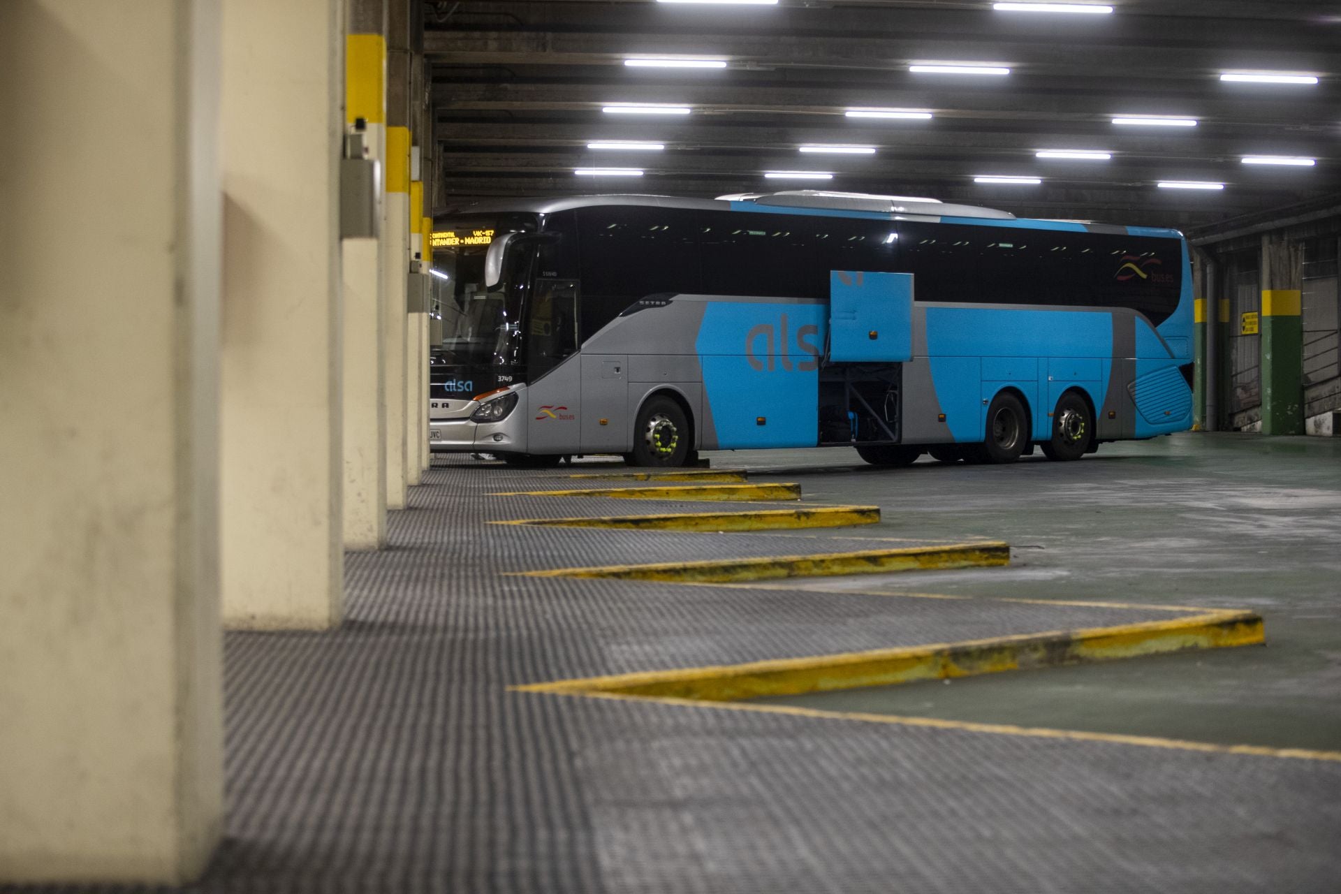 Uno de los autobuses de servicios mínimos de Alsa, esta mañana en la estación. 