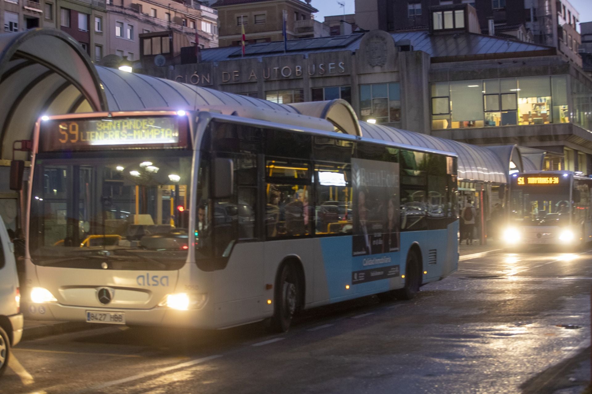 Los primeros autobuses regionales de la mañana han partido sin incidencias.