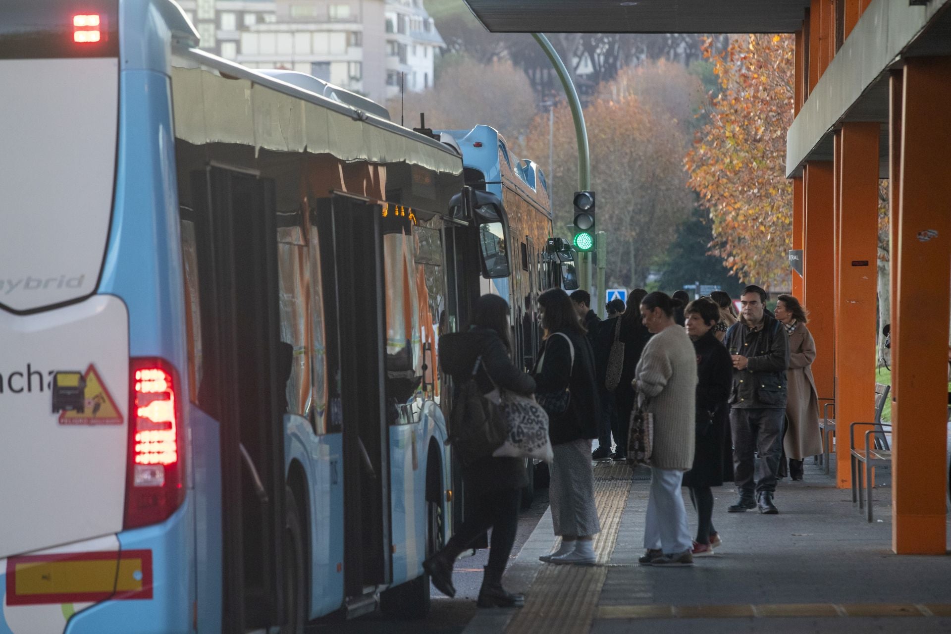 Los pasajeros entran a los autobuses en un día de huelga que apenas se ha notado en la calle. 